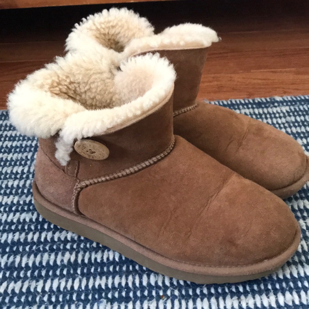 Short button uggs